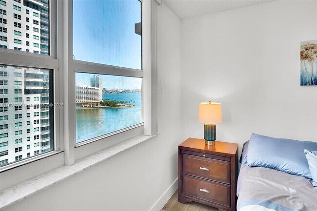 Building Photo - 1155 Brickell Bay Dr