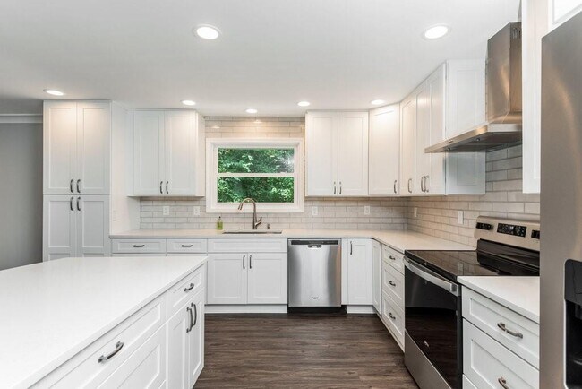 Building Photo - 2681 Ravenoaks Pl