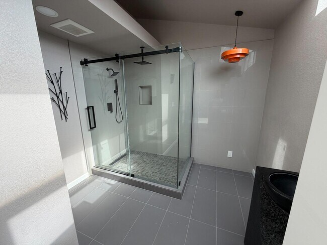Building Photo - 5572 Tan Oak Dr