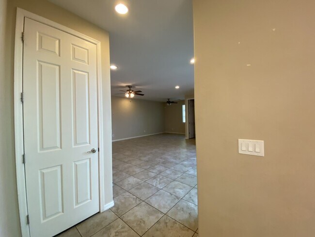 Building Photo - 3726 E Angstead Dr