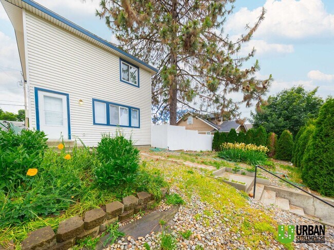 Building Photo - South Hill Gem! Spacious 3 Bedroom Home with Garage