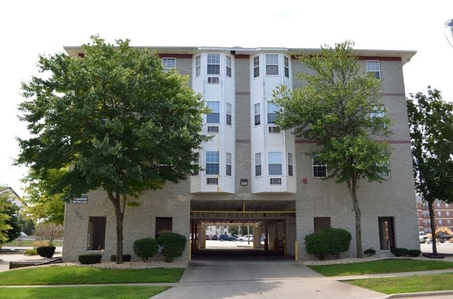 Primary Photo - 207 W Locust