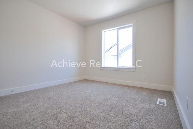 Building Photo - Conveniently Located North Logan Village Townhome | Near Utah State and Hospitals
