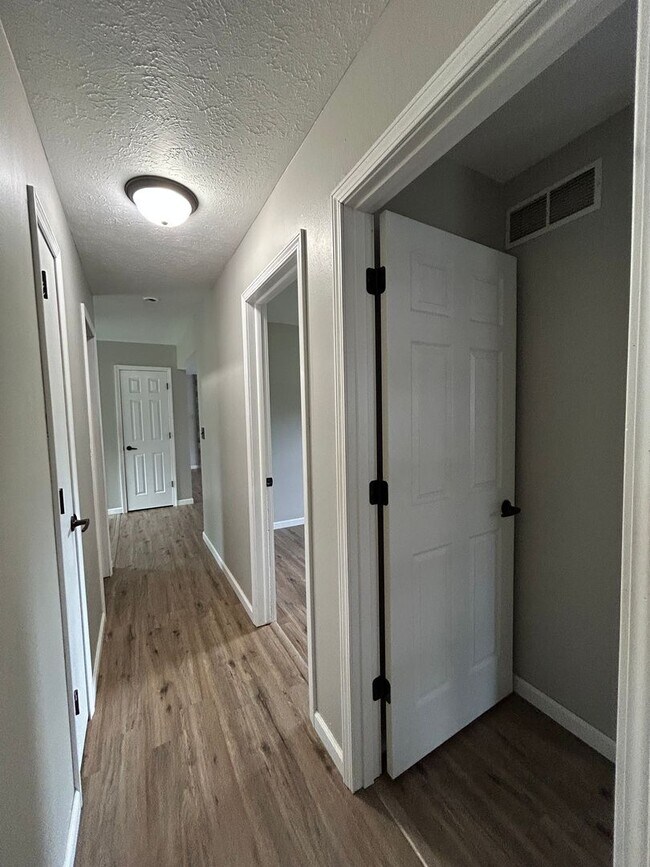 Building Photo - Spacious 3-Bedroom, 2-Bath Home in Middleb...