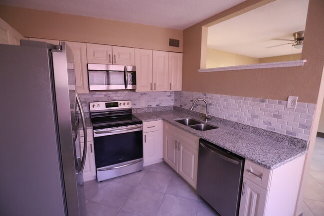 Building Photo - 4124 Flamingo Dr