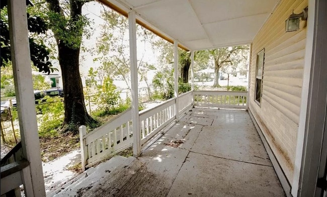 Building Photo - Spacious 3/2 house