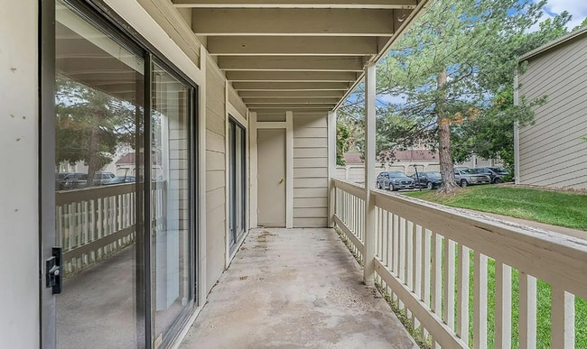 Building Photo - 2 bedroom/2 bathroom main level condo!