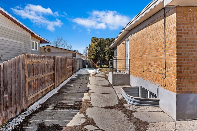 Building Photo - 443 Dorothea Way