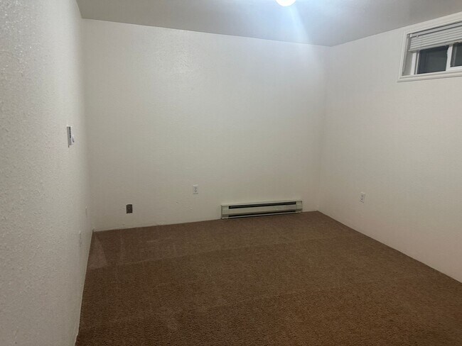 Building Photo - Spacious and recently updated, this 6-bedr...