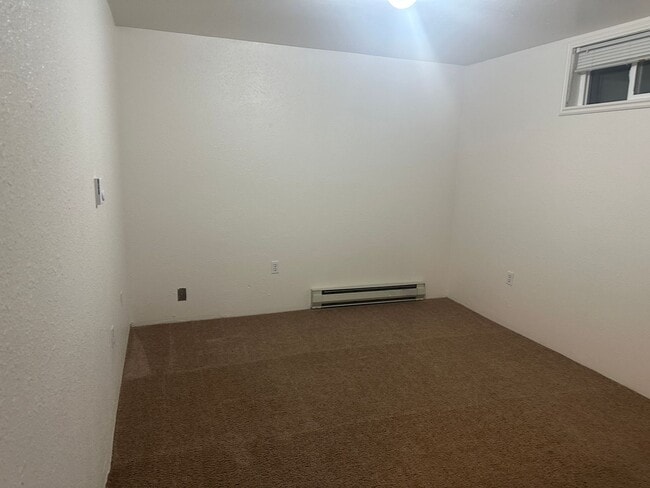 Building Photo - Spacious and recently updated, this 6-bedroom, 3-bathroom home in Ammon