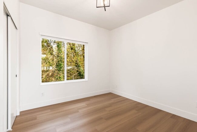 Building Photo - 106 6th St South