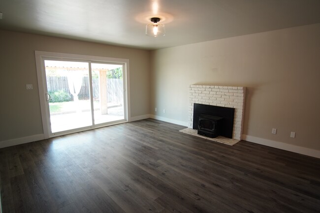 Building Photo - 1650 Archer Dr