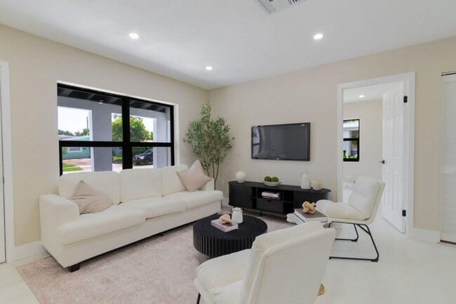 Building Photo - 5409 NE 4th Ave