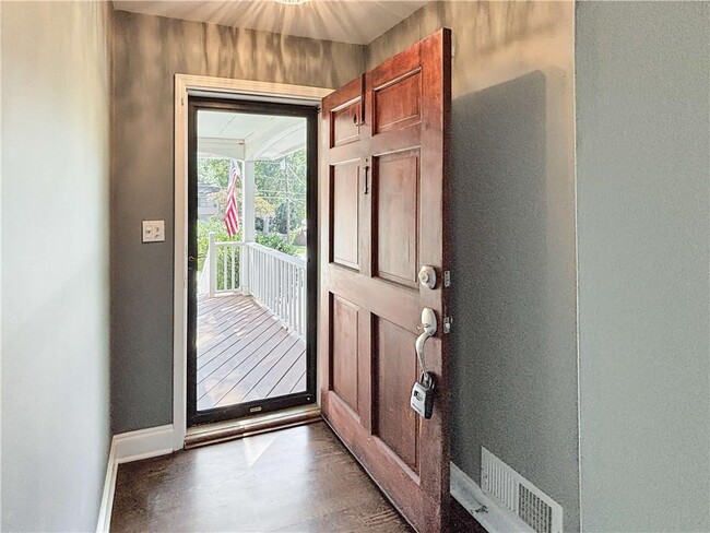 Building Photo - 2395 Powers Ferry Dr SE