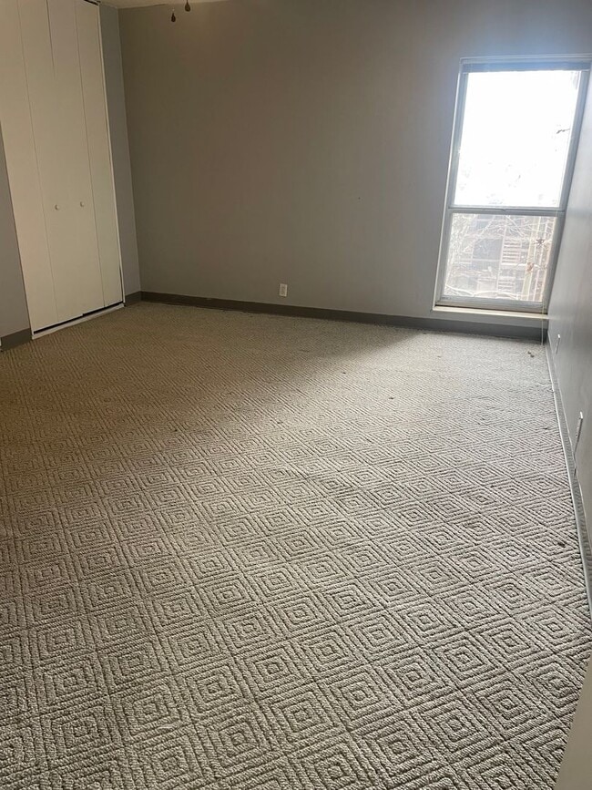 Building Photo - West Knoxville 37923 - 2 bedroom, 2 bath condo - Contact Lisa Vineyard and Shannon Russell (865) ...