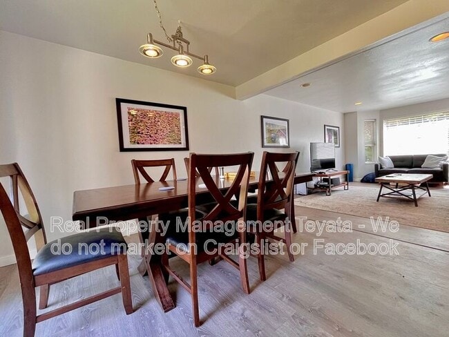 Building Photo - 2215 Wildflower Way