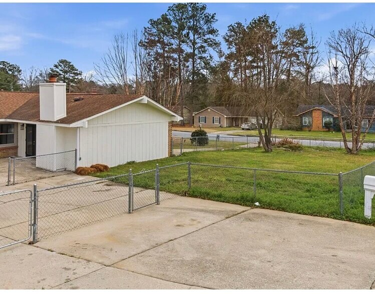 Building Photo - 6215 Parker Dr