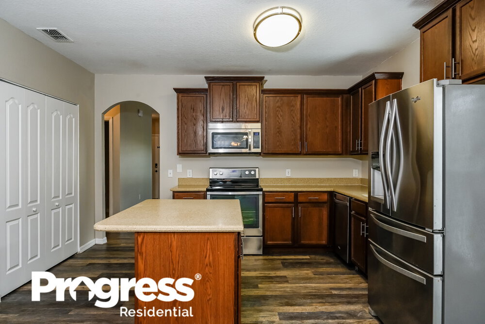 Building Photo - 6881 Glenbrook Dr