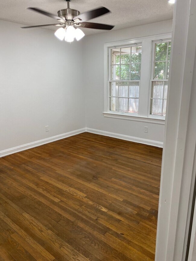 Building Photo - UT PRE LEASE: Charming 3 bed / 2 bath Hous...