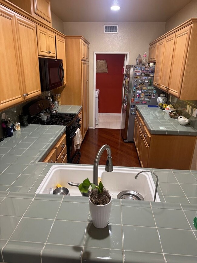 Building Photo - Spacious 3-Bedroom + Loft Townhome for Ren...