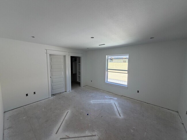 Building Photo - 904 N Sang Ave