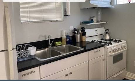 Building Photo - 4276 Kenyon Ave