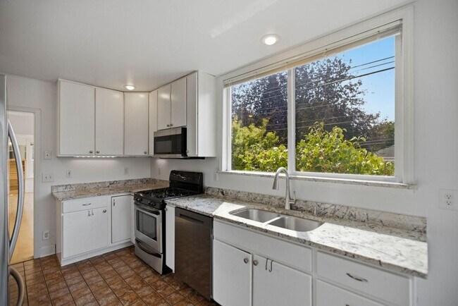 Building Photo - Steps from Green Lake ,6 bed 3 bath home with 2 kitchens and 2 laundry rooms.