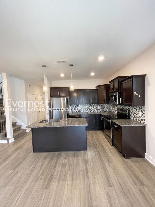 Building Photo - 215 King Rd