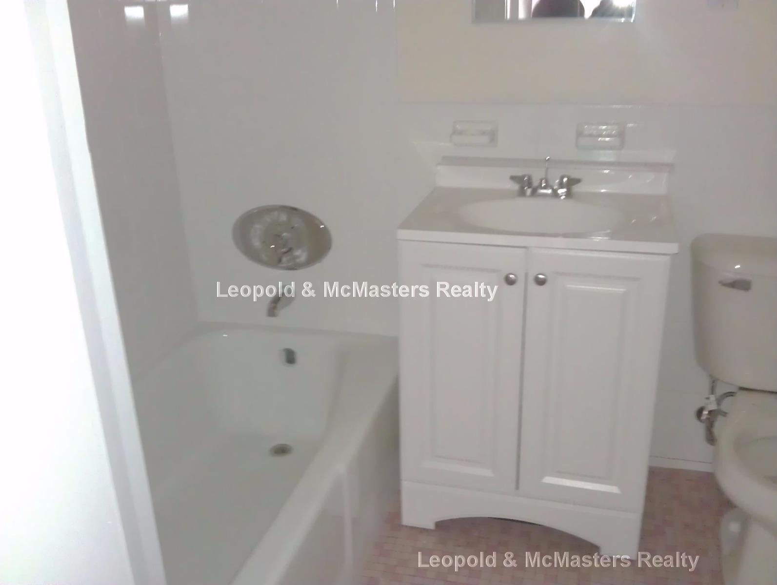 Building Photo - 16 Whites Ave