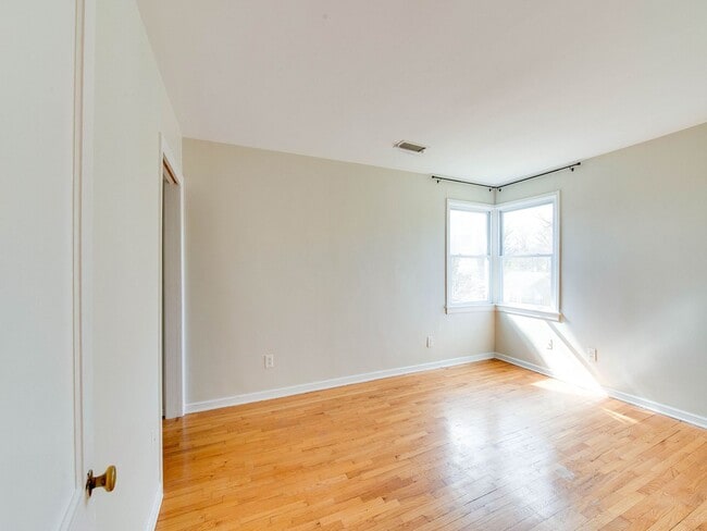 Building Photo - Stunning Myers Park 2 bedroom townhome sty...