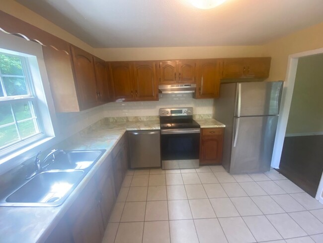 Building Photo - 3 bed 1 bath in Rossville! Leasing Special...