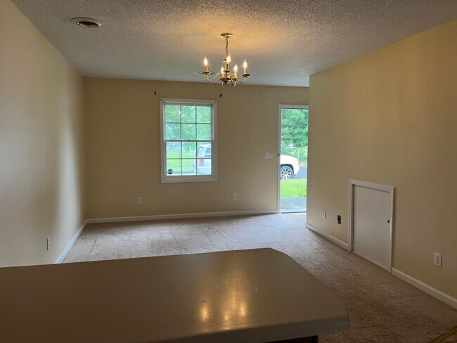 Building Photo - 2413 Louise St