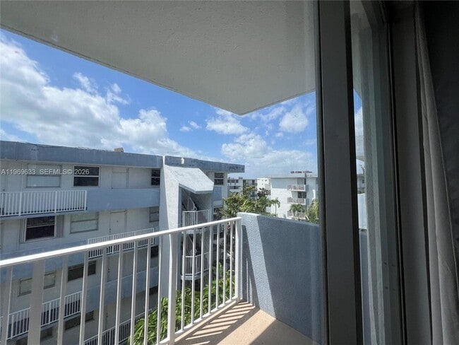 Building Photo - 1801 S Treasure Dr