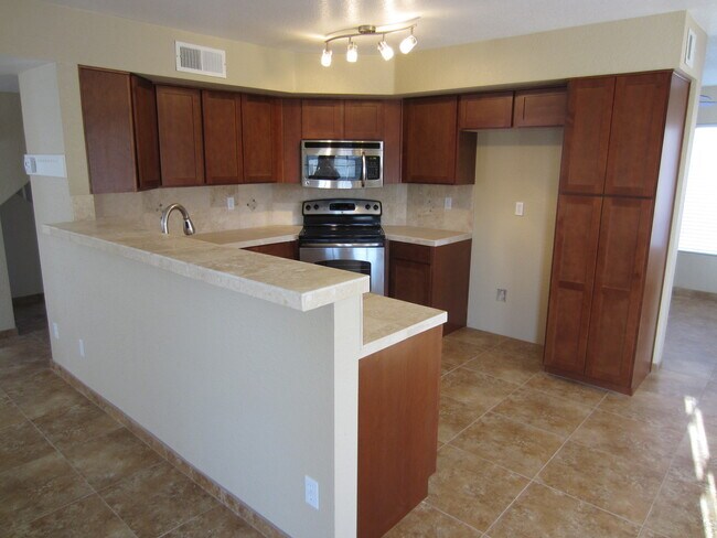 Building Photo - Convenient Northwest 4 Bedroom 3 Bath with Use of Community Pools