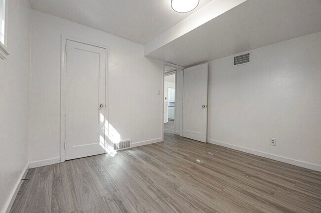 Building Photo - 915 E Ave E