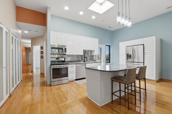 Building Photo - 7308 S Ridgeland Ave