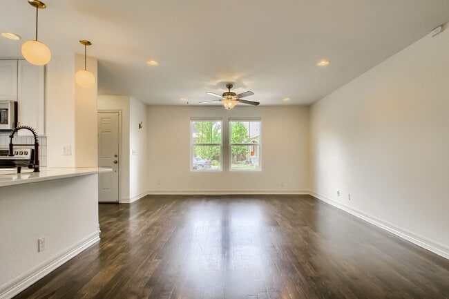 Building Photo - Beautiful 3 bedroom townhome in Central Park (Stapleton) Neighborhood