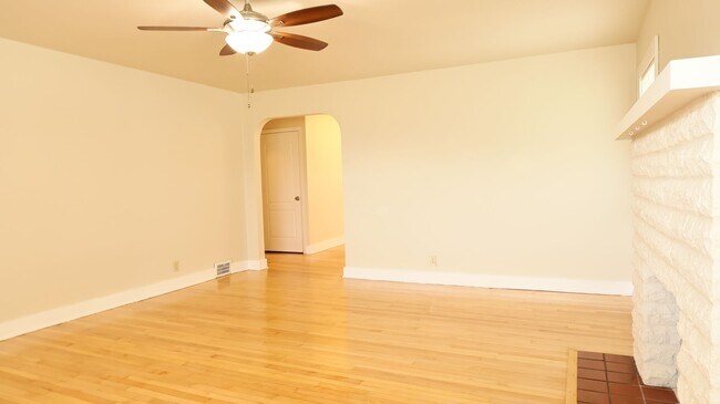 Building Photo - Newly renovated 4 bed 2 bath home
