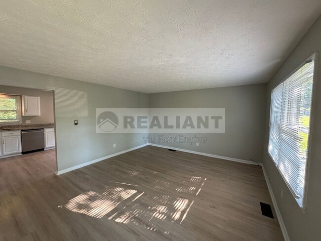 Building Photo - 105 Aster Pl