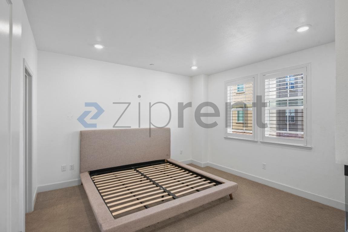 Building Photo - 15 Lisbon Ln