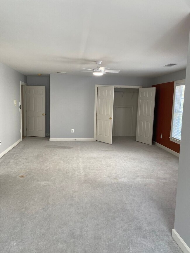 Building Photo - 3 Bedroom Townhome in Sterling, with a large complete loft on top floor