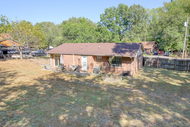 Building Photo - 554 Roselawn Dr