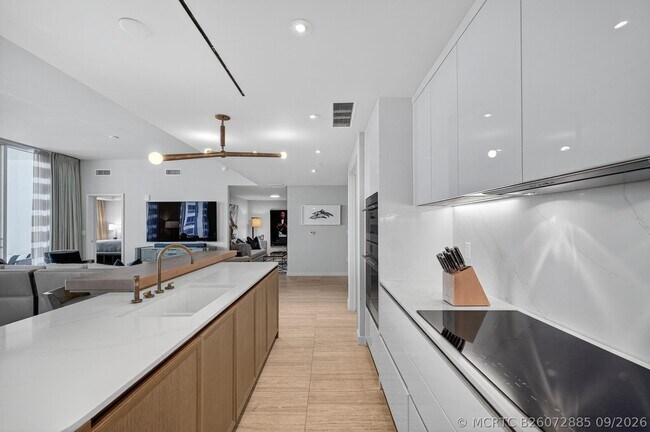 Building Photo - 525 N Fort Lauderdale Beach Blvd