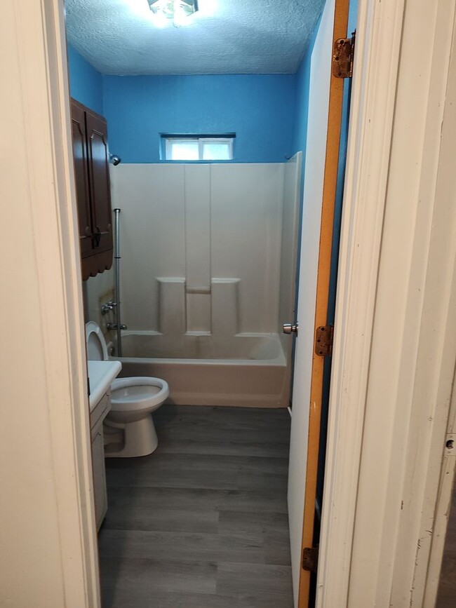 Building Photo - 2 bedroom 1 bath apartment Maryville ( Blo...