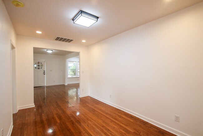 Building Photo - Spacious 4 Bedroom, 2.5 Bath Home in Savan...