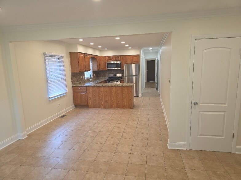 Building Photo - 826 E Capri Dr