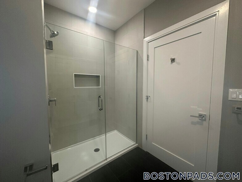 Building Photo - 656 Saratoga St