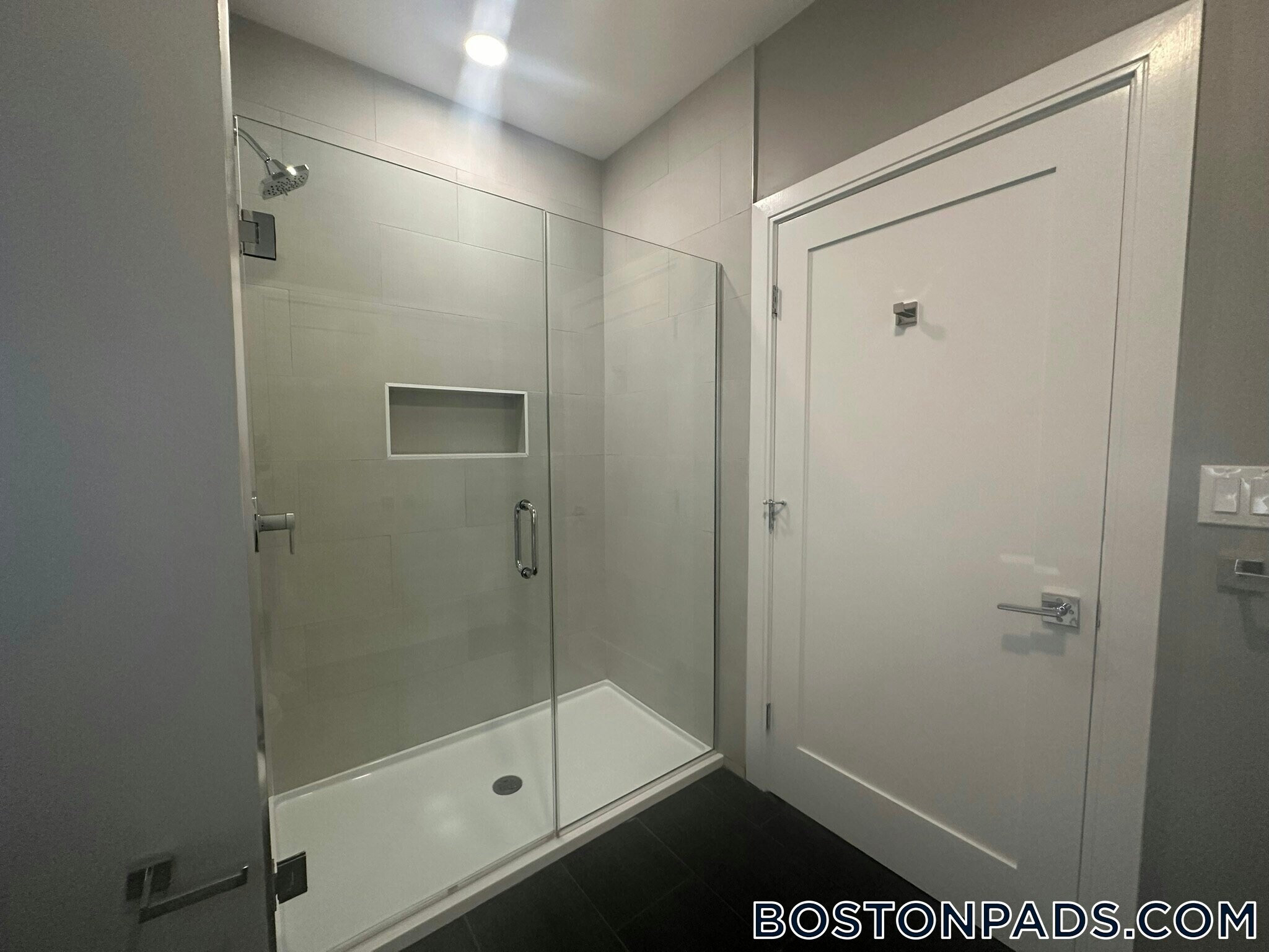 Building Photo - 656 Saratoga St