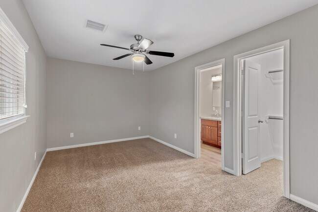 Building Photo - 128 Artesian Way