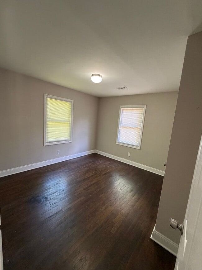 Building Photo - Recently Renovated 2 Bedroom 1 Bath Home AVAILABLE NOW . ($500 OFF Full Months Rent Must M/I By 4...